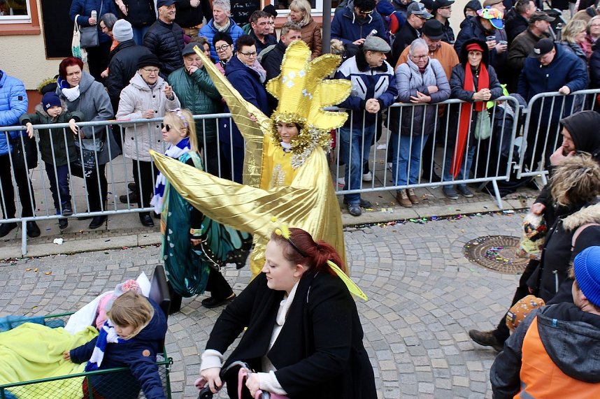 Ein bunter Karnevalszug zog sich am Rosenmontag durch Sondershausen