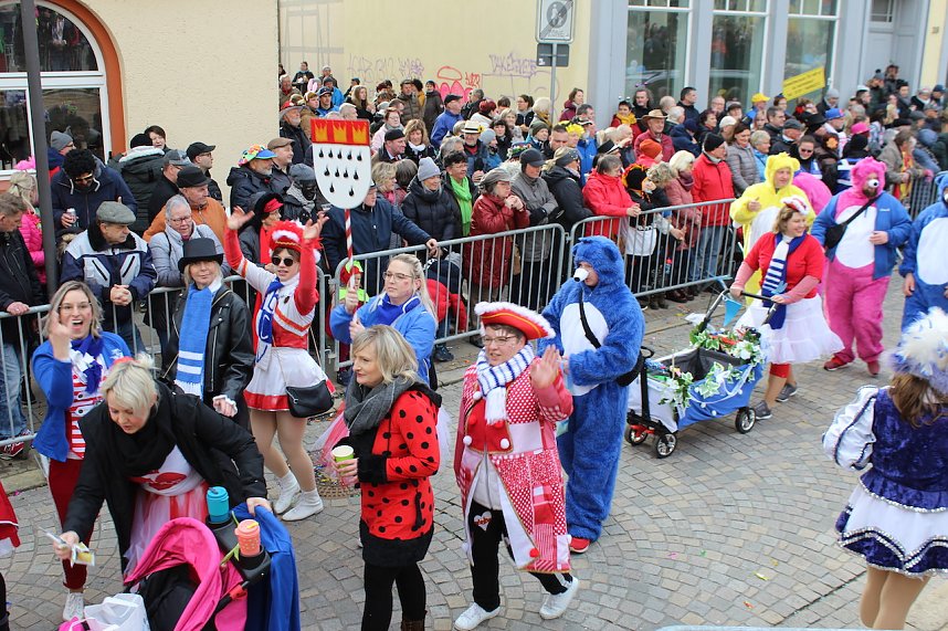 Ein bunter Karnevalszug zog sich am Rosenmontag durch Sondershausen