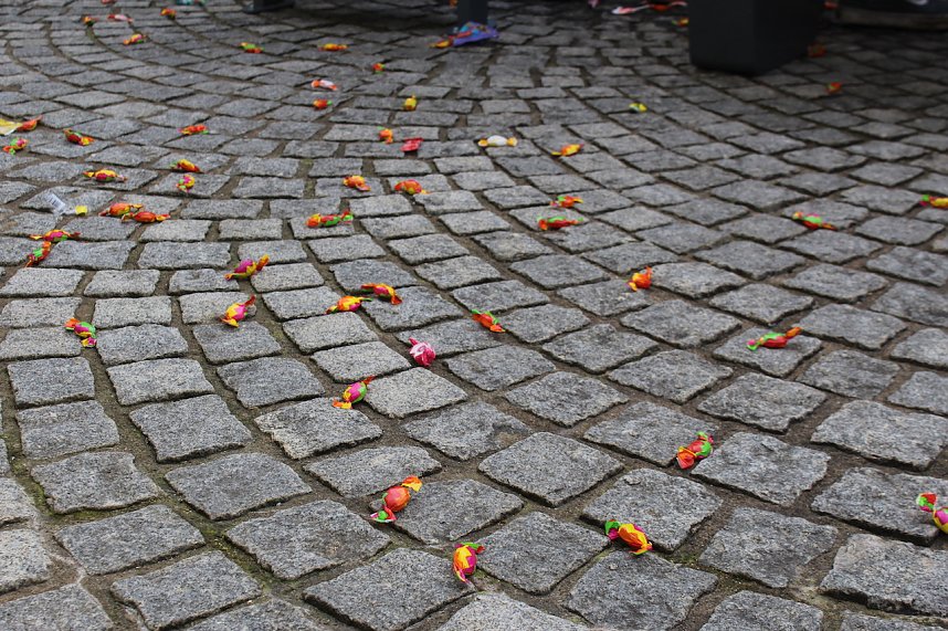 Ein bunter Karnevalszug zog sich am Rosenmontag durch Sondershausen