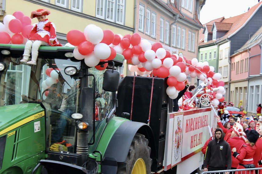 Ein bunter Karnevalszug zog sich am Rosenmontag durch Sondershausen