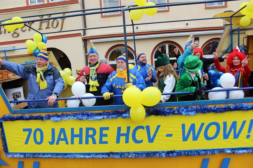 Ein bunter Karnevalszug zog sich am Rosenmontag durch Sondershausen