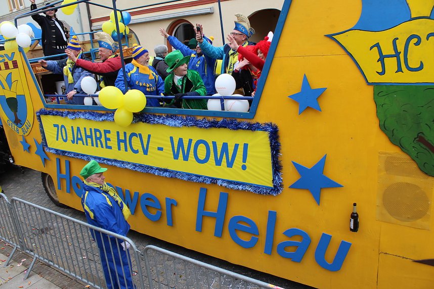 Ein bunter Karnevalszug zog sich am Rosenmontag durch Sondershausen