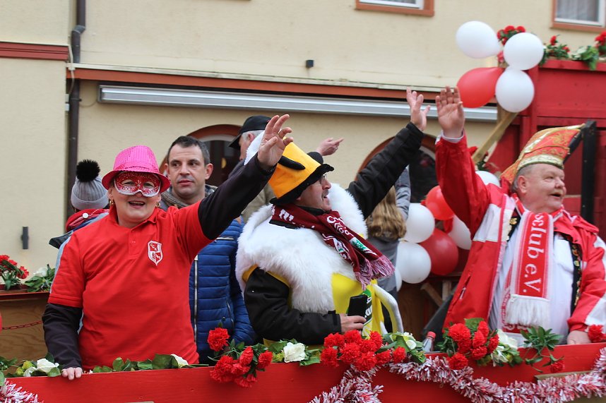 Ein bunter Karnevalszug zog sich am Rosenmontag durch Sondershausen