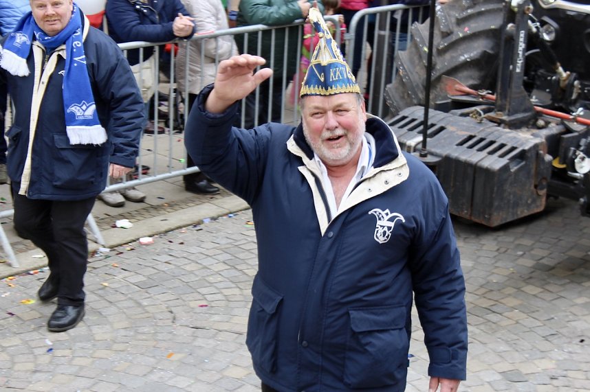 Ein bunter Karnevalszug zog sich am Rosenmontag durch Sondershausen