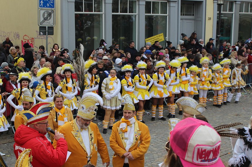 Ein bunter Karnevalszug zog sich am Rosenmontag durch Sondershausen