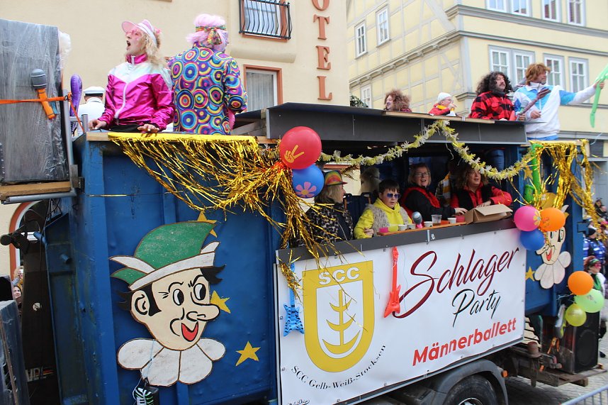 Ein bunter Karnevalszug zog sich am Rosenmontag durch Sondershausen