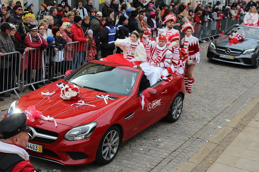 Ein bunter Karnevalszug zog sich am Rosenmontag durch Sondershausen