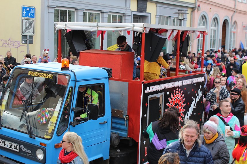 Ein bunter Karnevalszug zog sich am Rosenmontag durch Sondershausen