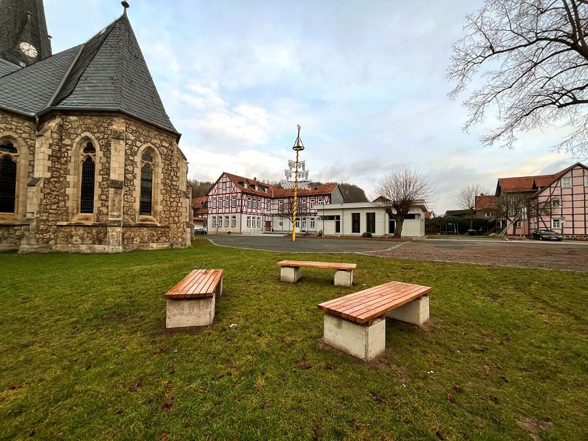 Neue Sitzgelegenheiten in Niedesachswerfen