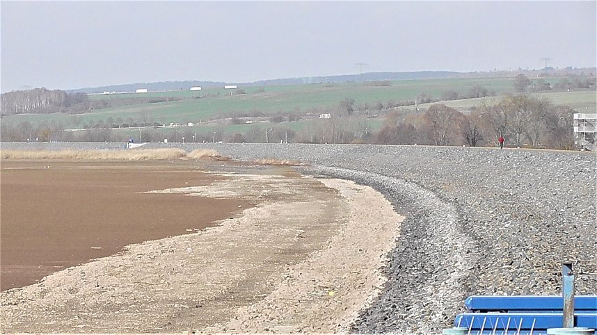 G&auml;hnende Leere im Stausee Kelbra