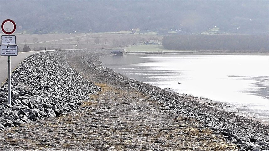 G&auml;hnende Leere im Stausee Kelbra
