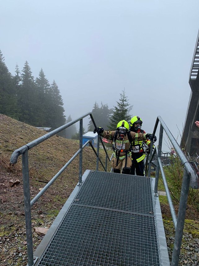 S&uuml;dharzer Feuerwehrleute beim 2. Oberhofer Treppenlauf