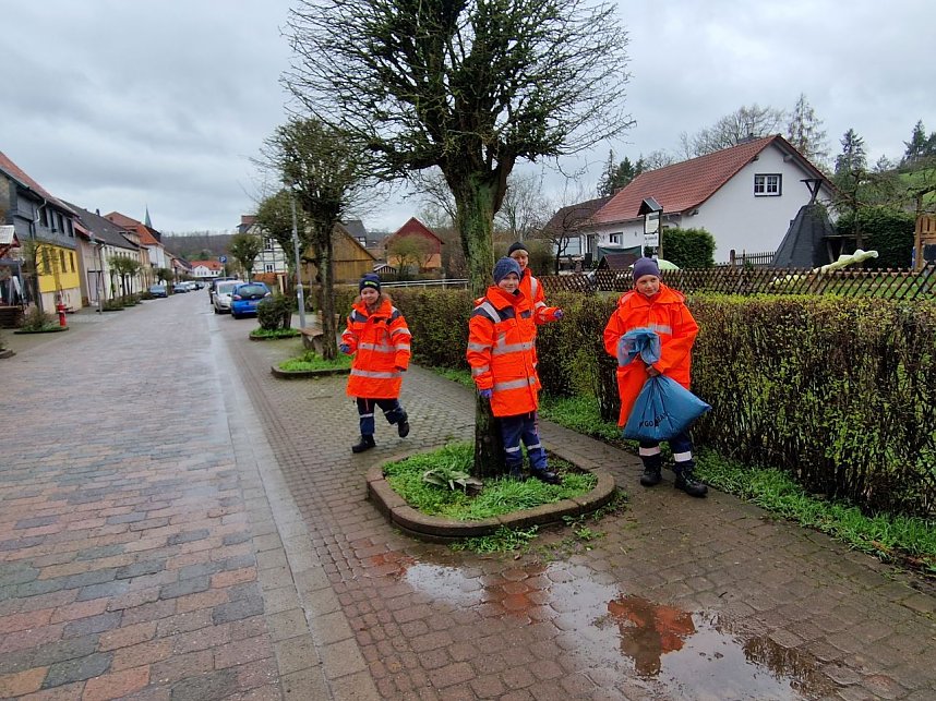 Die Neust&auml;dter Jugendfeuerwehr beim Fr&uuml;hjahrsputz