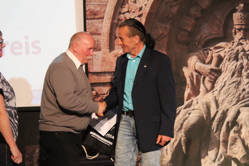 Kyffh&auml;user Sportlergala 2020/2022 - v.l. Dr. R&auml;uber ehrt Uwe Pforr (Karatelehrer in Sondershausen) f&uuml;r seinen &uuml;ber 30 j&auml;hrigen Einsatz in Kampfsport