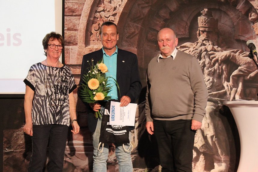 Kyffh&auml;user Sportlergala 2020/2022 - v.r. Dr. R&auml;uber ehrt Uwe Pforr Mitte (Karatelehrer in Sondershausen) f&uuml;r seinen &uuml;ber 30-j&auml;hrigen Einsatz in Kampfsport