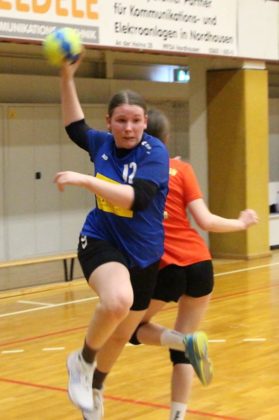 Die Handballdamen der NSV B-Jugend schaffen es aus dem Stand auf Platz 5