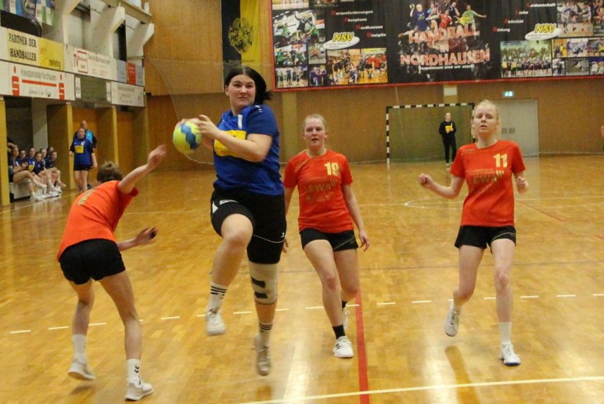 Die Handballdamen der NSV B-Jugend schaffen es aus dem Stand auf Platz 5