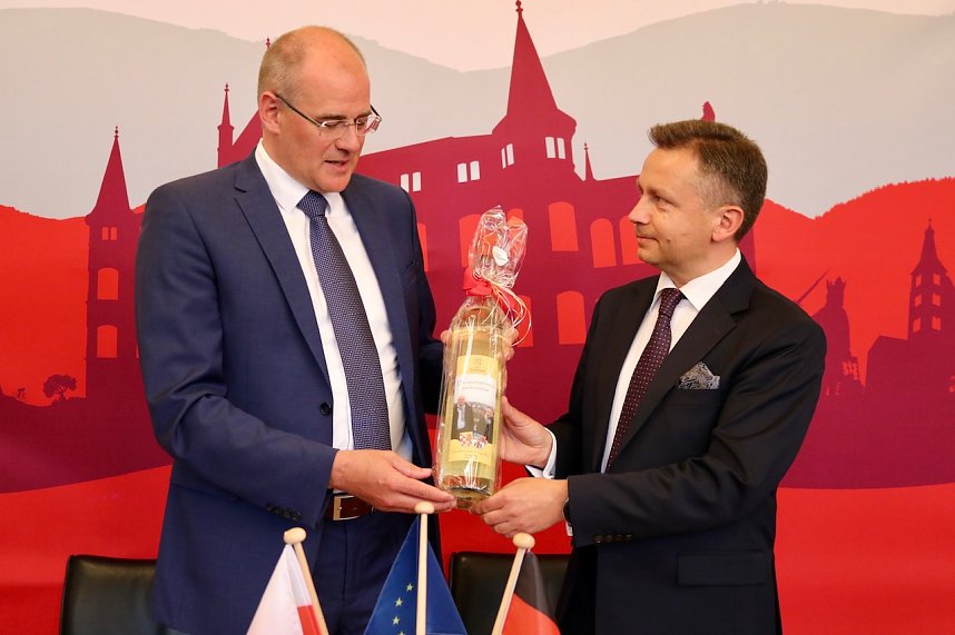 Freundschaftliche Feierlichkeiten im Landratsamt