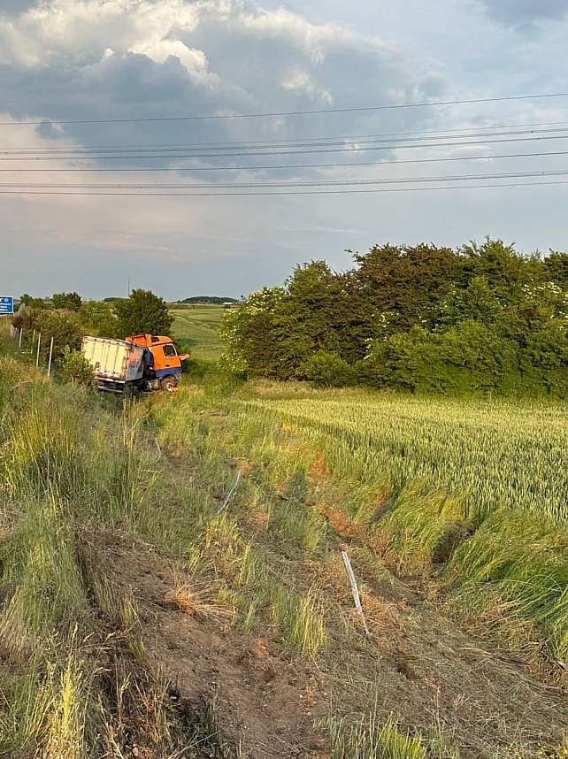 Verunfallter Lkw an der A38