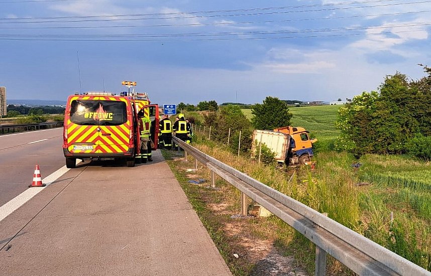Verunfallter Lkw an der A38