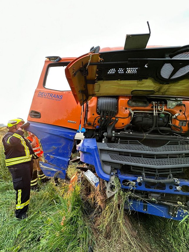 Verunfallter Lkw an der A38