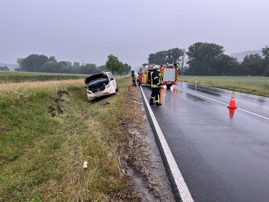 Verunfalltes Taxi im Stra&szlig;engraben