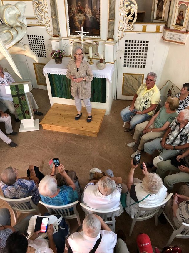 Pfarrerin Anne-Kristin Flemming erz&auml;hlt die Geschichte der Burg in der vollbesetzten Kapelle