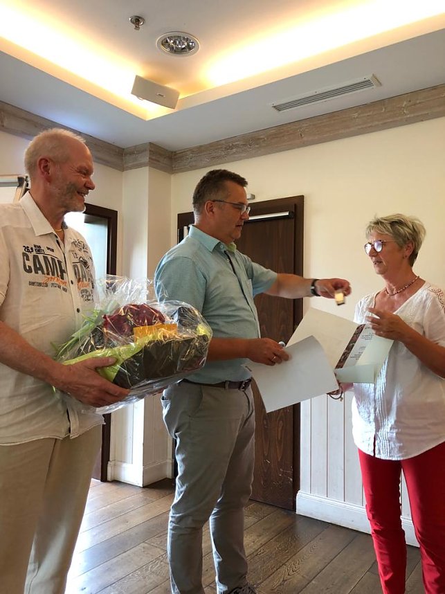Sabine Galander erh&auml;lt die Verdienstmedaille des TBRSV in Gold &uuml;berreicht.