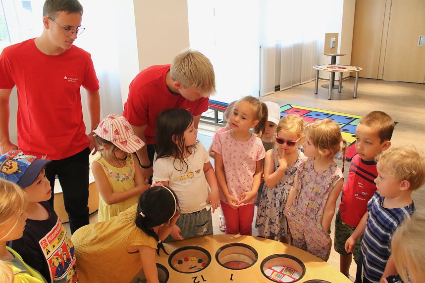 Mini-Mathematikum in der Kreissparkasse