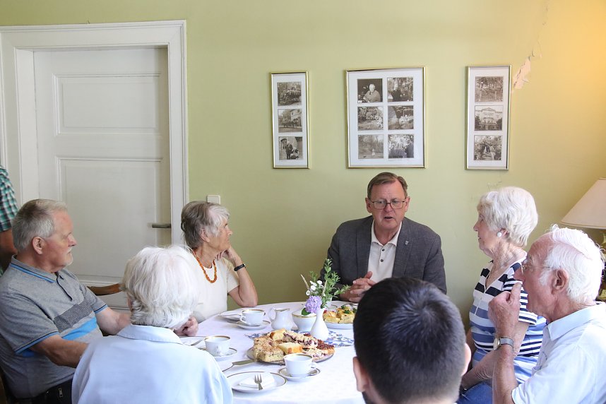 Bodo Ramelwo zu Besuch im Park Hohenrode