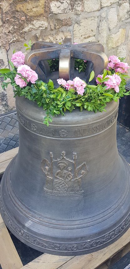 Neue Glocke in Elende aufgehangen