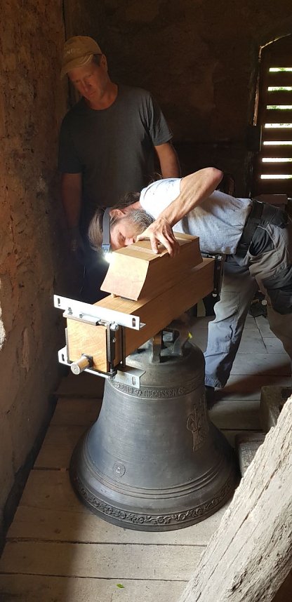 Neue Glocke in Elende aufgehangen