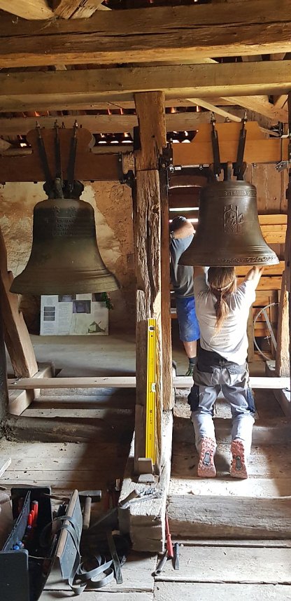 Neue Glocke in Elende aufgehangen