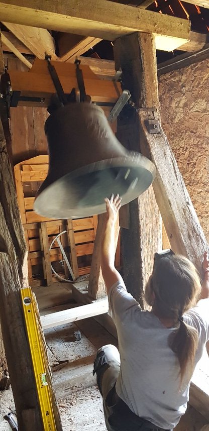 Neue Glocke in Elende aufgehangen
