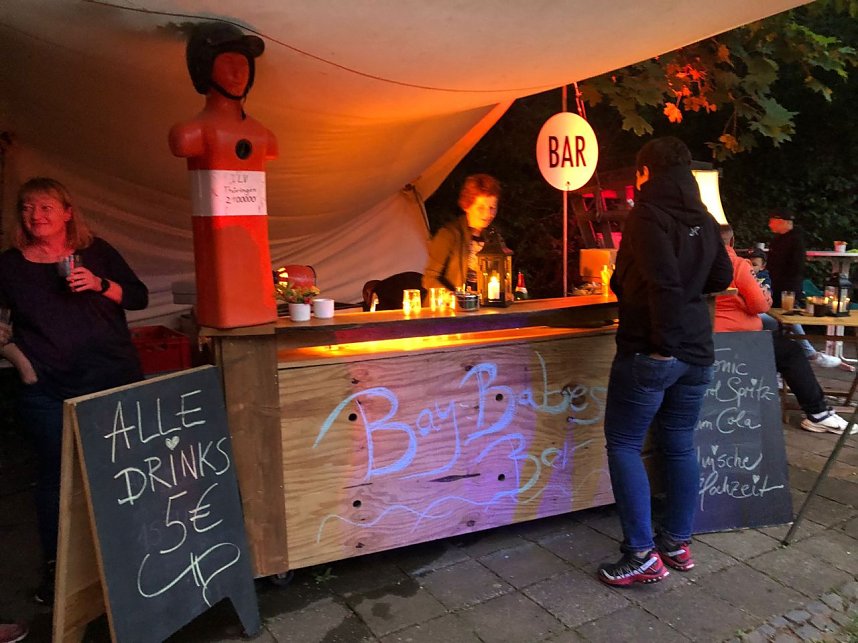 Im schick beleuchteten Waldbad wurde bis in die Nacht hinein gefeiert