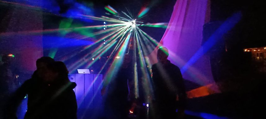 Im schick beleuchteten Waldbad wurde bis in die Nacht hinein gefeiert