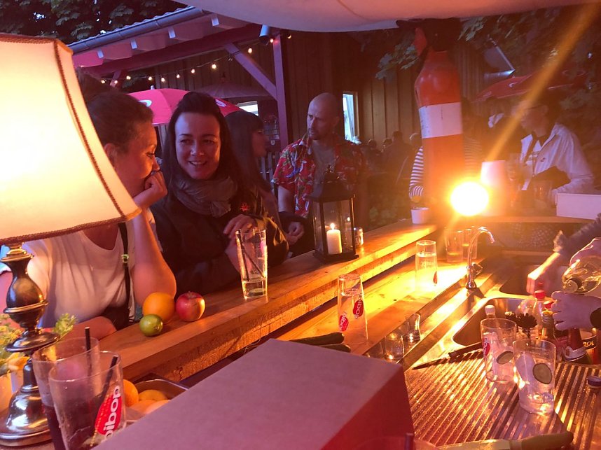 Im schick beleuchteten Waldbad wurde bis in die Nacht hinein gefeiert