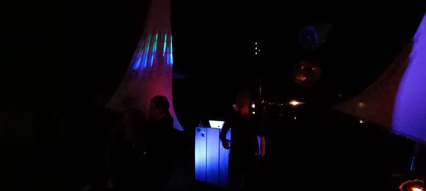 Im schick beleuchteten Waldbad wurde bis in die Nacht hinein gefeiert