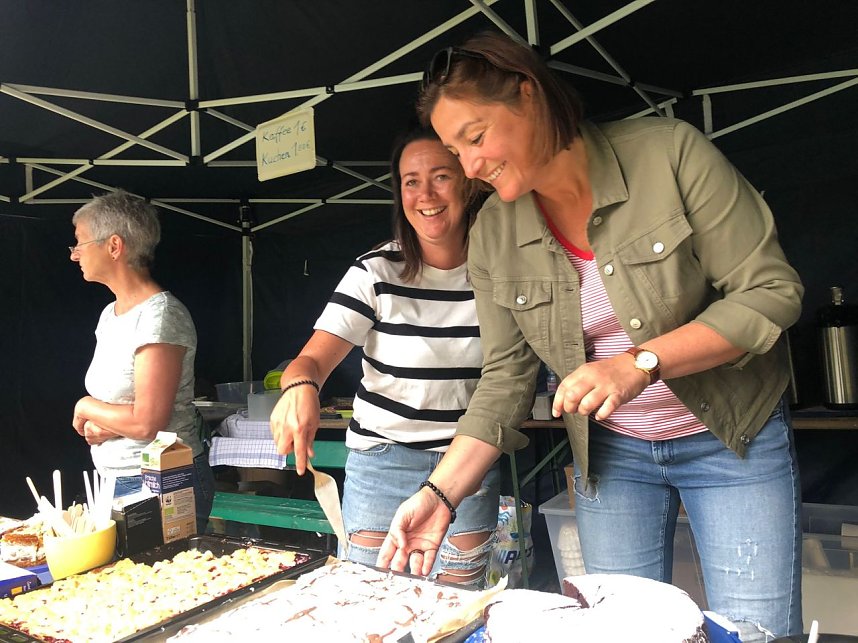 Im schick beleuchteten Waldbad wurde bis in die Nacht hinein gefeiert