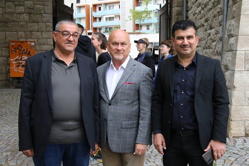 "Der V&ouml;lkermord geht weiter" - auf dem Rathausplatz kam heute die jesidische Gemeinschaft zusammen um an das Schicksal ihrer Glaubensgemeinschaft zu erinnern