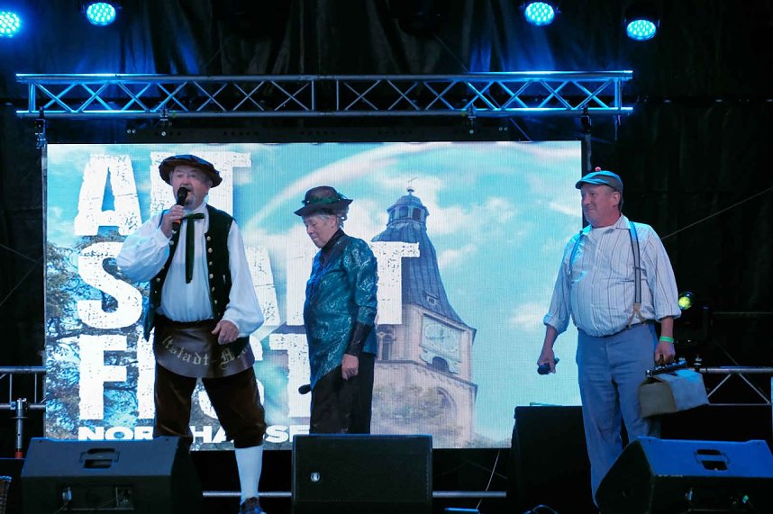 Verabschiedung auf der B&uuml;hne