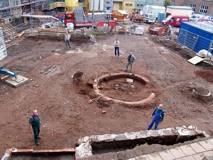Grabungsmitarbeiter markieren die Funde
