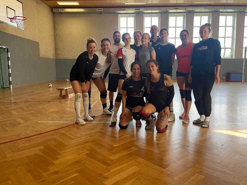 Bleicherodes Volleyballdamen in der Sportschule Werdau