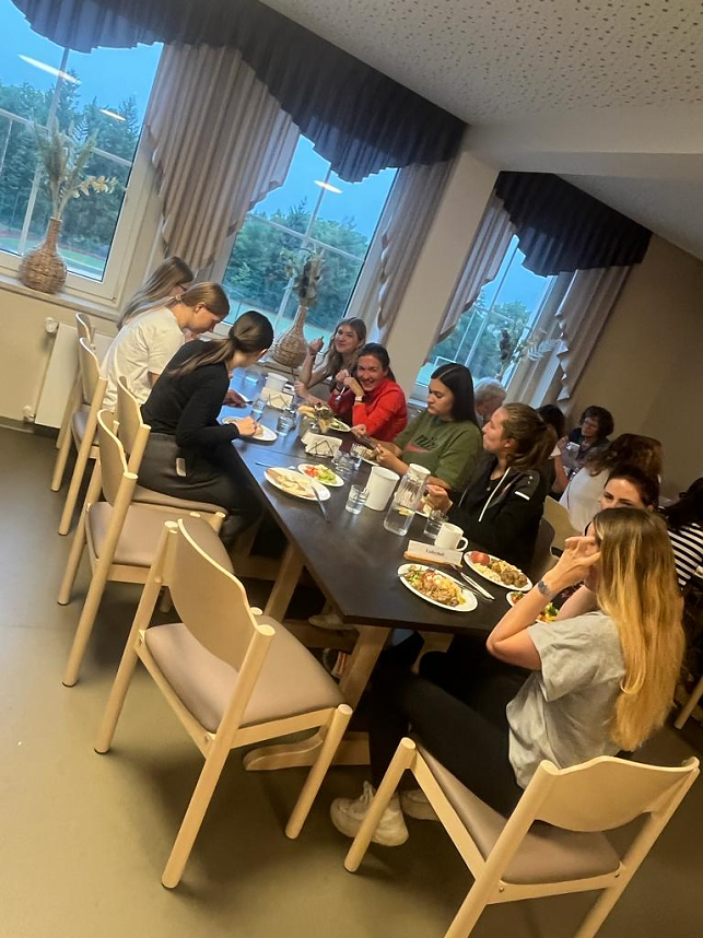 Bleicherodes Volleyballdamen in der Sportschule Werdau