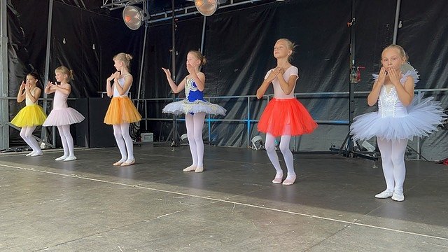 Die Eleven der Tanzschule Radeva in Aktion