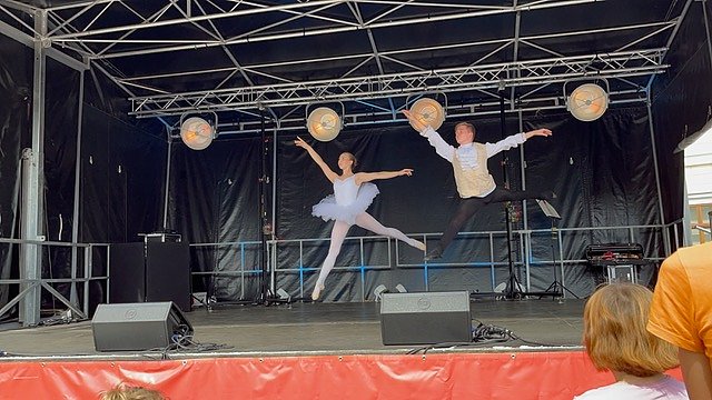 Die Eleven der Tanzschule Radeva in Aktion