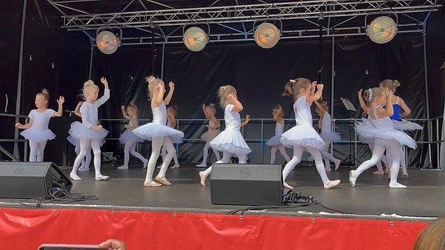 Die Eleven der Tanzschule Radeva in Aktion