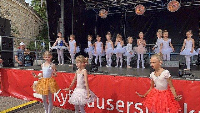 Die Eleven der Tanzschule Radeva in Aktion