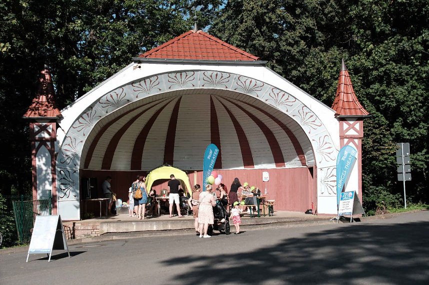 Peter Blei unterwegs auf dem Theaterfest