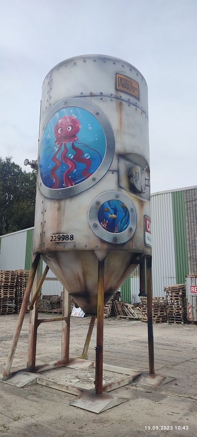 Projektteilnehner mit ihren Entw&uuml;rfen vor den einger&uuml;steten Silos